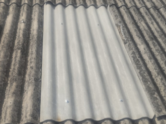 設置された大波スレート屋根